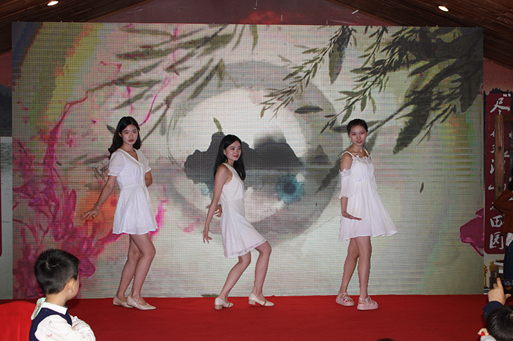 外贸部三位美女为大家献上舞蹈《落花情》
